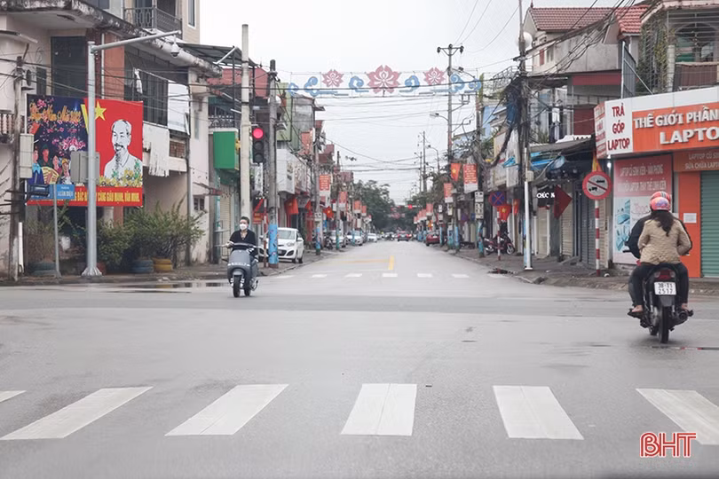 Hà Tĩnh: Nhiều người dân “đầu trần” điều khiển xe máy du xuân