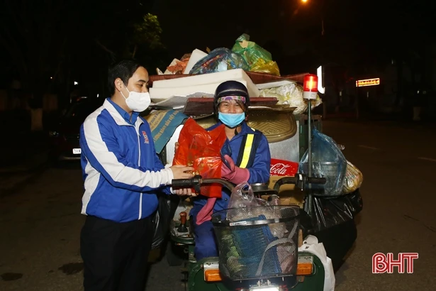 Động viên công nhân môi trường làm việc trong đêm giao thừa ở Hà Tĩnh