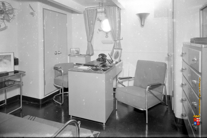 sung so truoc chien ham roma co noi that nhu khach san cao cap