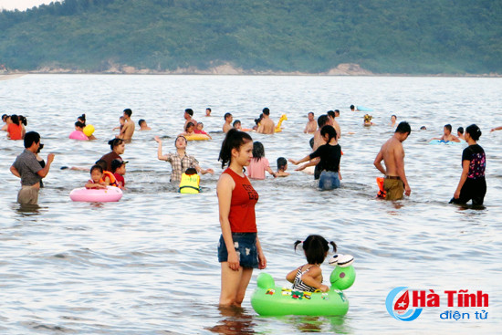 tap nap du khach den voi khu du lich bien cua sot