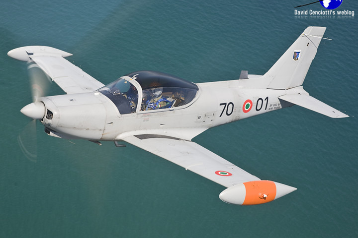 can canh may bay cuong kich sf 260 vu nem bom nham o philippines