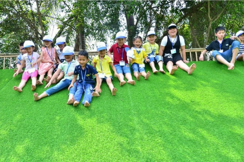 Erahouse Nằm ở khu vực Giang Biên, bên bờ sông Đuống, cách trung tâm thủ đô chưa đầy 30 phút lái xe, tổ hợp vui chơi Erahouse được nhiều trường học và gia đình chọn làm nơi tham quan, dã ngoại cho các em nhỏ. Khu vực này được thiết kế gần gũi thiên nhiên, theo phong cách làng quê ven đê đồng bằng Bắc Bộ dân dã, bình dị. 5 diem da ngoai ngay 1 6 cho gia dinh co con nho