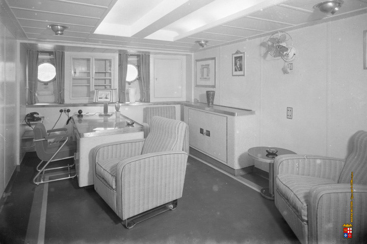 sung so truoc chien ham roma co noi that nhu khach san cao cap