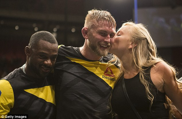 ha do van doi thu roi cau hon ban gai ngay tren san dau