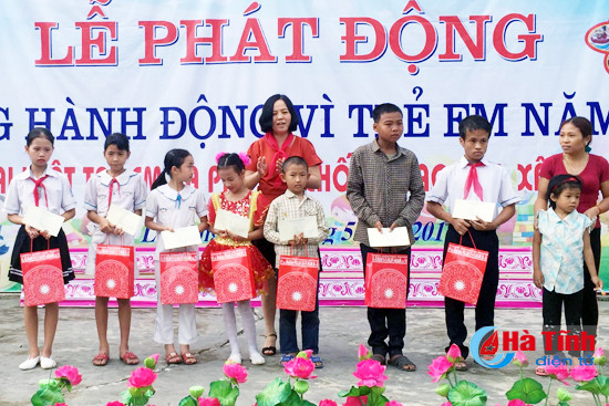 nhieu phan qua y nghia danh cho tre em kho khan o tx hong linh