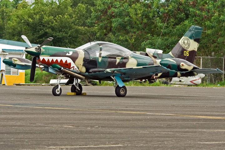 can canh may bay cuong kich sf 260 vu nem bom nham o philippines