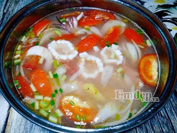 canh muc nau chua mon canh ngon ngay he khong nen bo qua