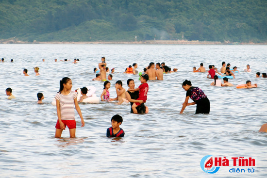 tap nap du khach den voi khu du lich bien cua sot