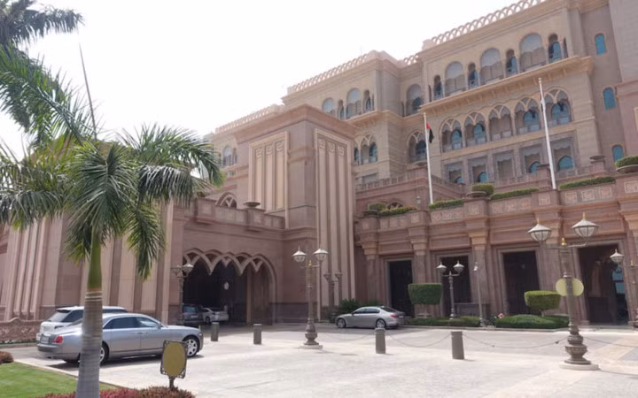 choang ngop voi khach san 7 sao sieu sang nhu cung dien o abu dhabi