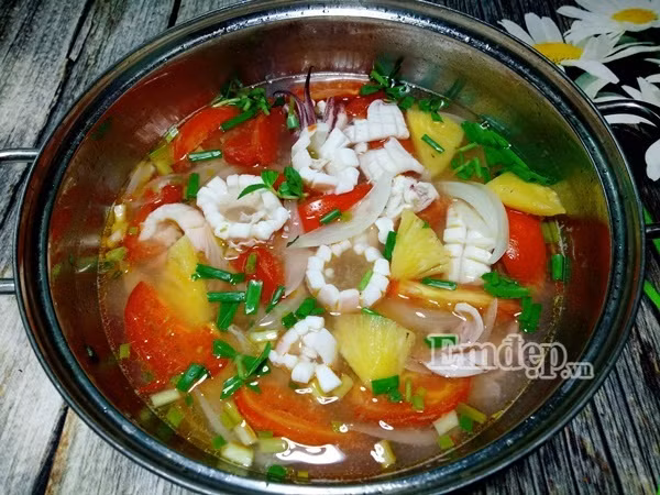 canh muc nau chua mon canh ngon ngay he khong nen bo qua