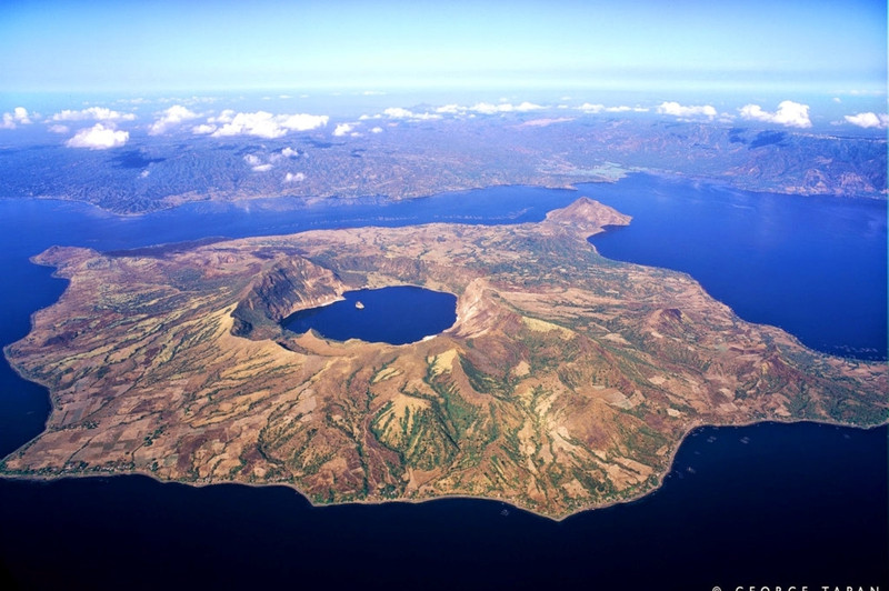 “Hồ trong hồ” là cách gọi một hồ nước trên đỉnh núi lửa Taal Volcano, nằm giữa hồ Taal, ở đảo Luzon, Philippines. Đây là một trong những địa điểm du lịch đẹp và hấp dẫn nhất ở Philippines. Ảnh: George Tapan. nhung ho nuoc ky la tren the gioi