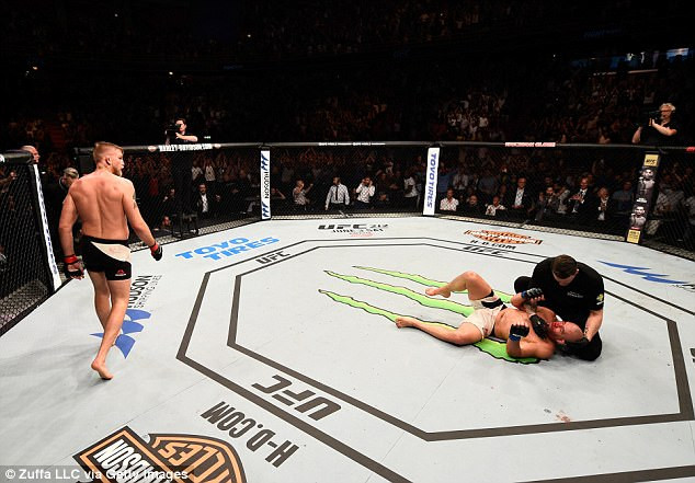 ha do van doi thu roi cau hon ban gai ngay tren san dau