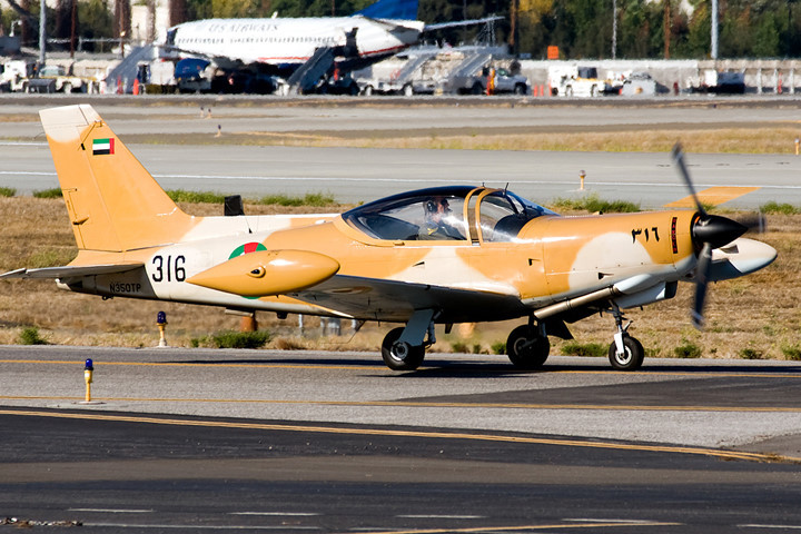 can canh may bay cuong kich sf 260 vu nem bom nham o philippines