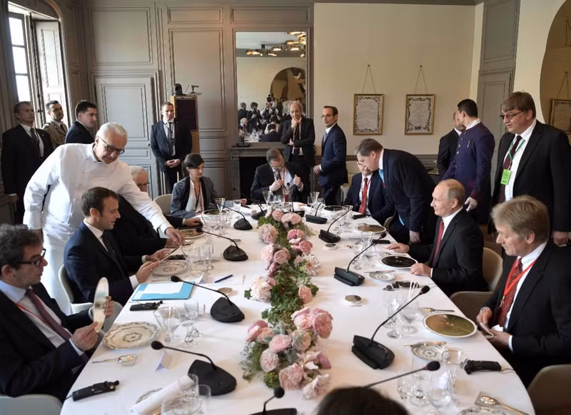 ong putin gap ong macron ky niem 300 nam quan he nga phap