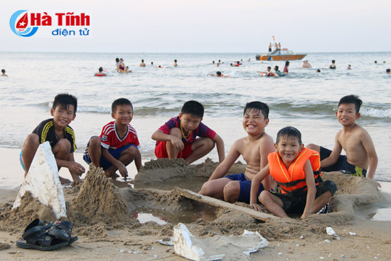 ha tinh don gan 80 van luot khach du lich