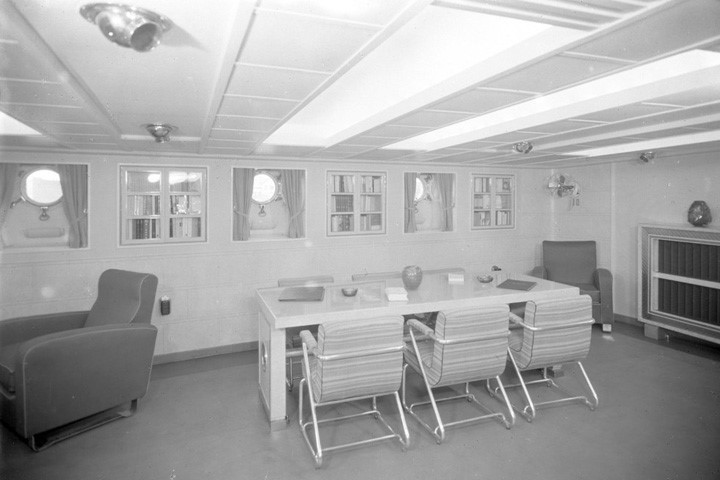 sung so truoc chien ham roma co noi that nhu khach san cao cap