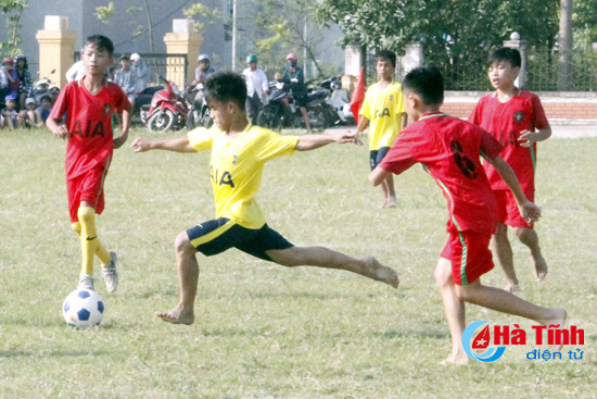 khoi tranh giai bong da thieu nien nhi dong tp ha tinh 2017