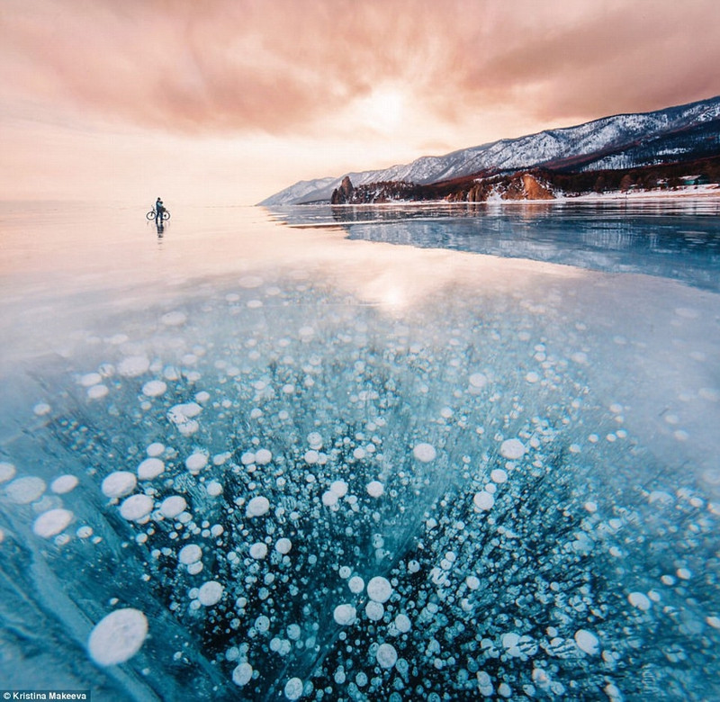 Hồ Baikal nằm ở Đông Siberia (Nga), là hồ nước ngọt lâu đời nhất thế giới, độ sâu đạt tới 1.642 m, diện tích 31.722 km2. Khung cảnh xung quanh hồ thay đổi theo mùa, tạo nên những cảnh sắc tuyệt mỹ. Đặc biệt trong mùa đông, mặt hồ bị đóng băng. Hàng triệu quả bóng khí mắc kẹt trong băng khiến hồ Baikal mang một vẻ đẹp cuốn hút. Ảnh: Kristina Makeeva. nhung ho nuoc ky la tren the gioi