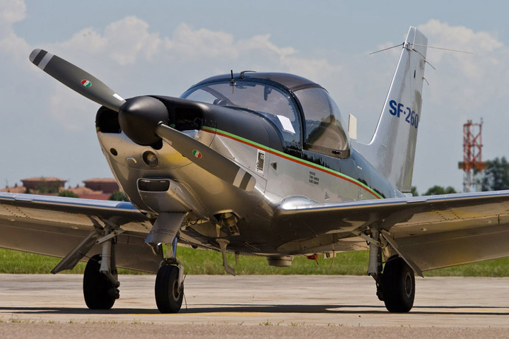 can canh may bay cuong kich sf 260 vu nem bom nham o philippines