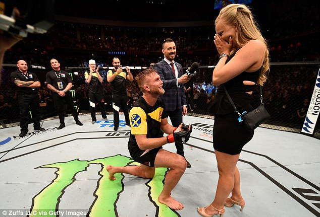 ha do van doi thu roi cau hon ban gai ngay tren san dau