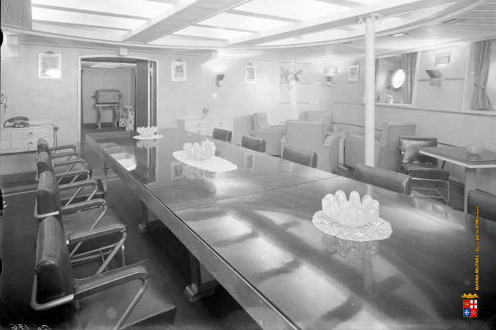 sung so truoc chien ham roma co noi that nhu khach san cao cap