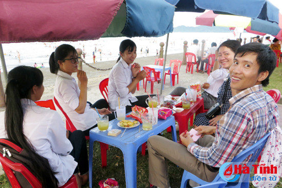 tap nap du khach den voi khu du lich bien cua sot