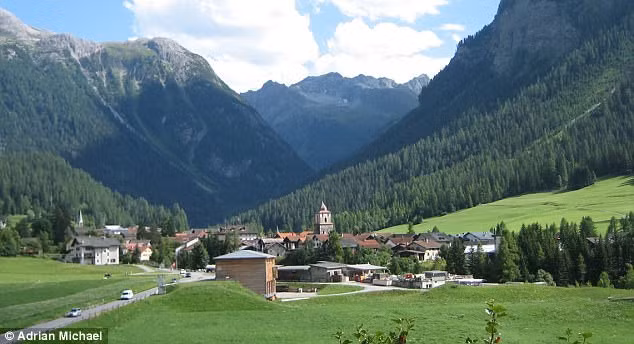 ngoi lang than tien cam du khach chup anh