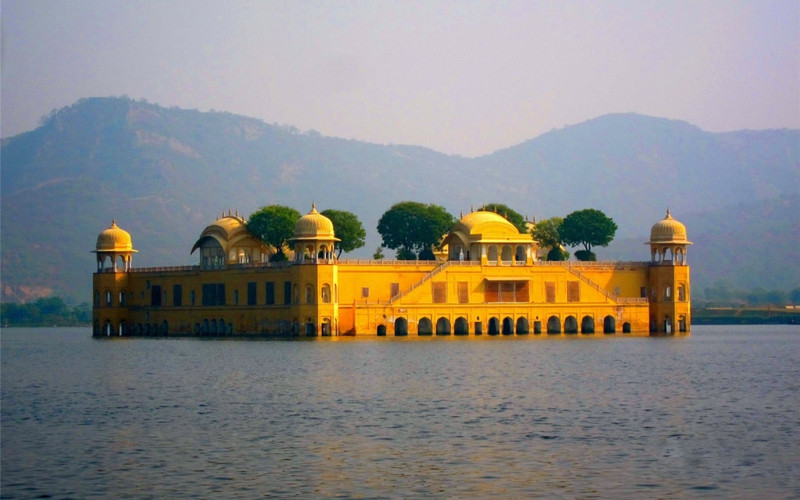 Cung điện giữa hồ ở Ấn Độ: Jal Mahal là một cung điện được xây dựng cho nhà vua Maharaja Sawai Jai Singh II vào thế kỷ 18. Trong quá khứ, nơi đây từng xảy ra một trận hạn hán nghiêm trọng ở khu vực vương quốc, vì vậy nhà vua đã có ý tưởng xây dựng một con đập để tích nước chống hạn hán. Thật tình cờ, cung điện của ông lại nằm trong khu vực bị nước bao phủ. Cho đến nay, cung điện vẫn tồn tại nguyên vẹn, dù phần dưới bị chìm hoàn toàn. Ảnh: Priyanka/Pinterest. nhung ho nuoc ky la tren the gioi