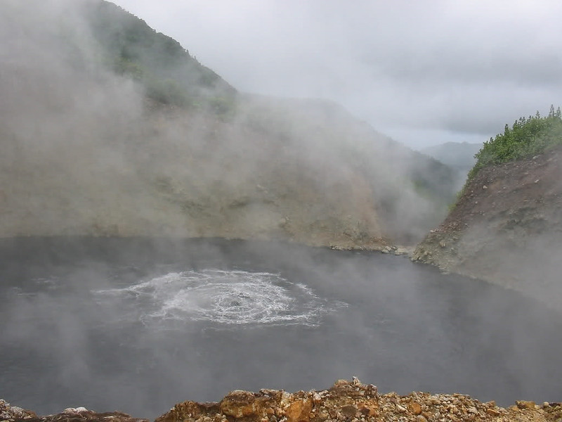 Hồ “nước sôi” (Boiling Lake) nằm trên miệng một ngọn núi lửa ở vườn quốc gia Morne Trois Pitons, Dominica. Vì thế, nước của hồ luôn trong tình trạng “sôi sùng sục” với nhiệt độ dao động từ 70-90 độ C. Ảnh: Antoine Hubert. nhung ho nuoc ky la tren the gioi