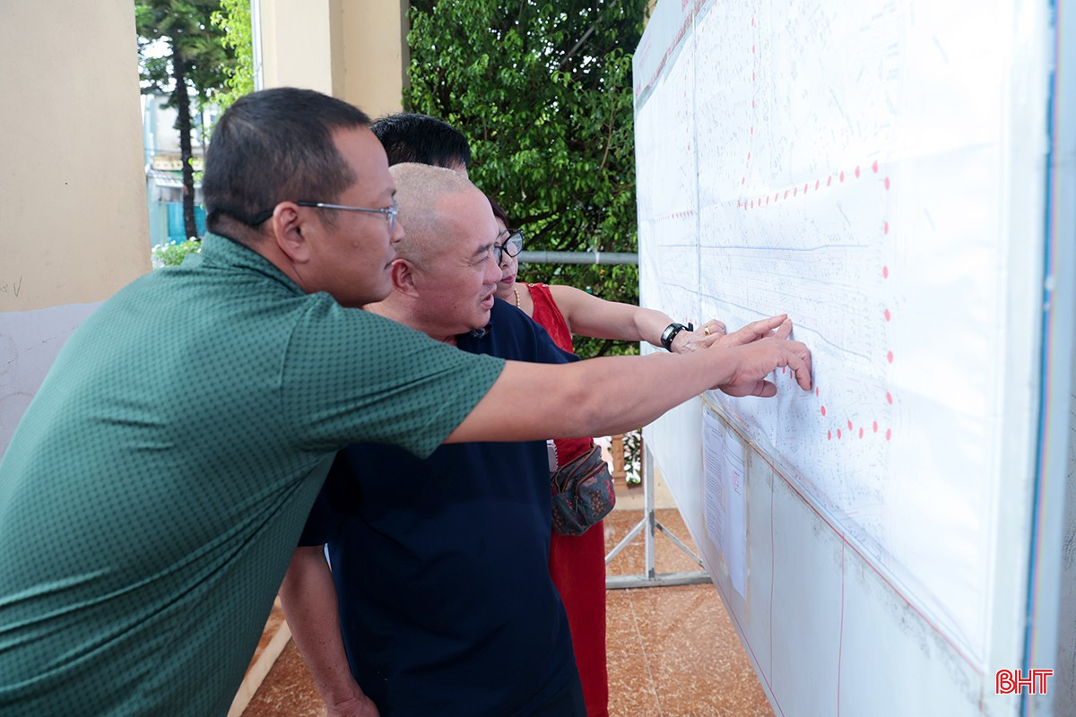 Người dân tìm hiểu về Dự án đường Xô Viết Nghệ Tĩnh về phía Tây và giải phóng mặt bằng, tạo quỹ đất hai bên đường.