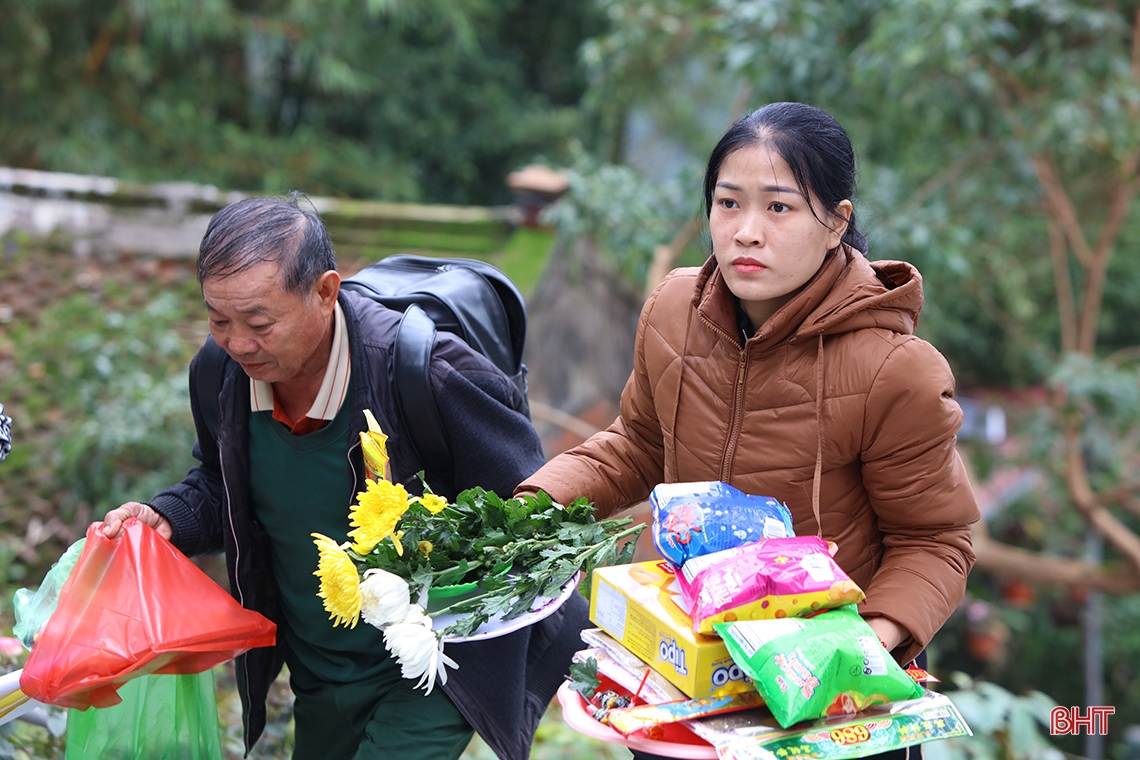 Hương Tích tự tấp nập khách du xuân