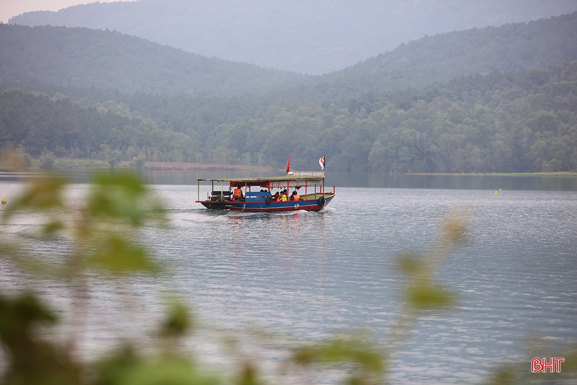 Hương Tích tự tấp nập khách du xuân