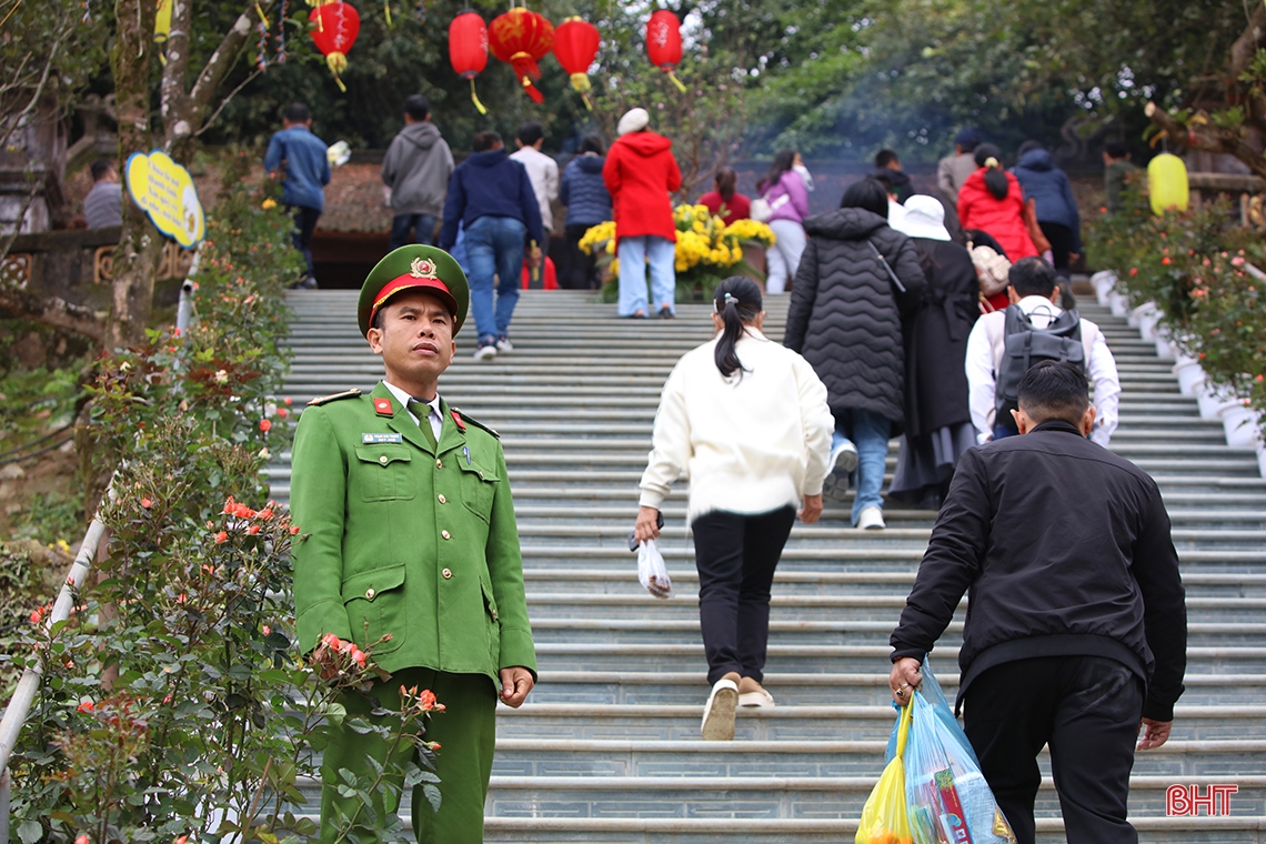 Hương Tích tự tấp nập khách du xuân