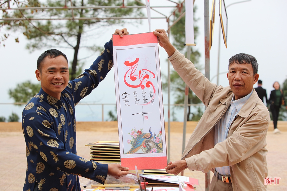 Hương Tích tự tấp nập khách du xuân