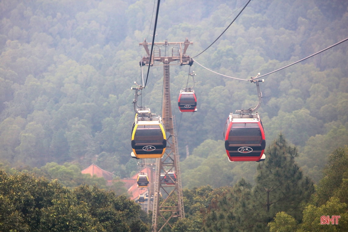 Hương Tích tự tấp nập khách du xuân