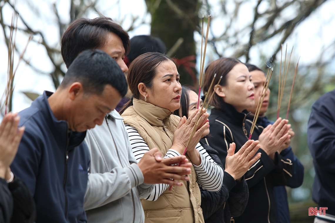 Hương Tích tự tấp nập khách du xuân