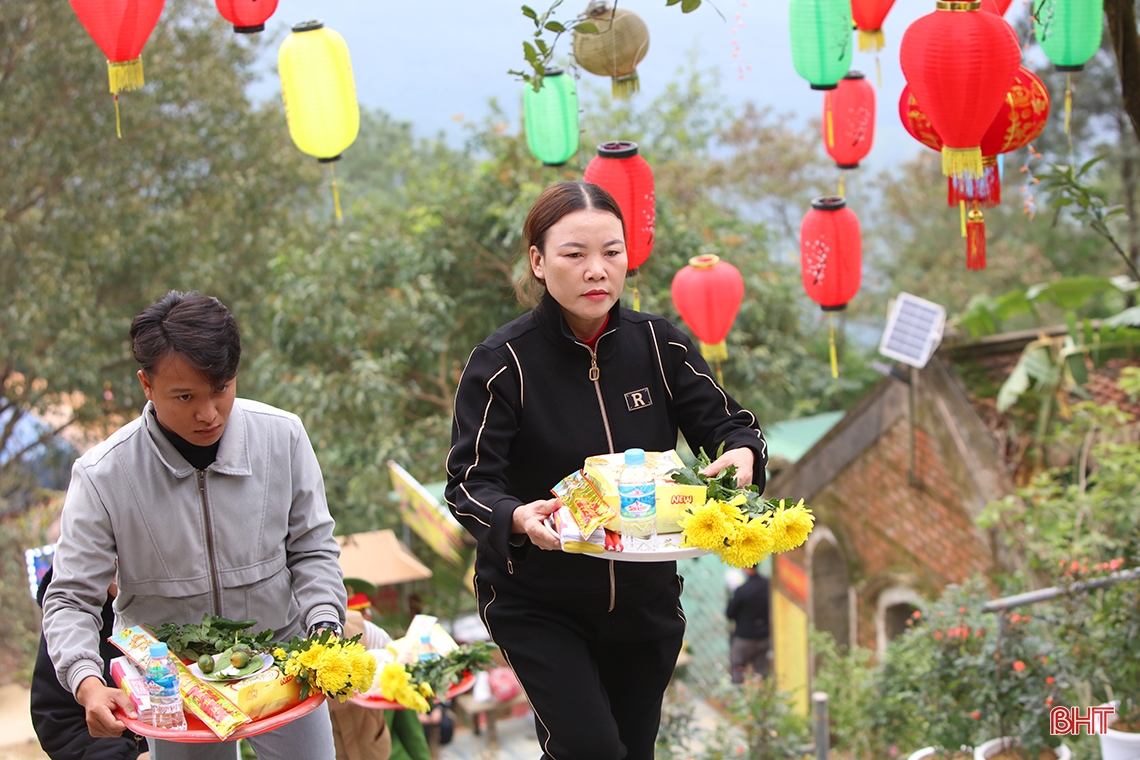 Hương Tích tự tấp nập khách du xuân