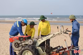 Độc đáo máy gom rác tự chế giúp làm sạch bãi biển 