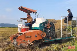 Máy cuộn rơm làm sạch đồng ruộng, tăng thu nhập cho nông dân
