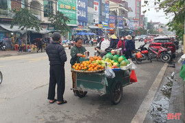 Hàng rong lại bán giữa đường đoạn trước cổng BVĐK tỉnh Hà Tĩnh