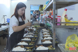 Những suất cơm nghĩa tình giữa vùng tâm lũ 