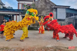 Các đội múa lân miệt mài tập luyện cho ngày hội trăng rằm