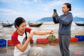 Phụ nữ vùng biển Hà Tĩnh kể chuyện quê hương bằng video