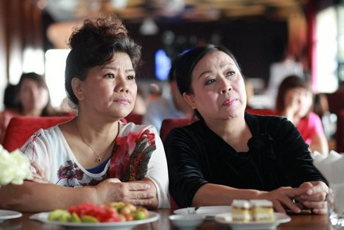 NSND Thanh Hoa (trái) và NSND Thu Hiền đến chúc mừng Bùi Lê Mận.