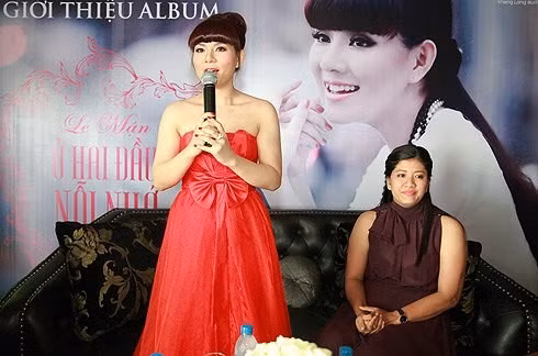 Bùi Lê Mận (đứng) và đạo diễn Dương Lan Hương (ngồi) tại buổi ra mắt album.