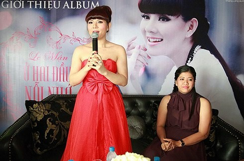 Bùi Lê Mận (đứng) và đạo diễn Dương Lan Hương (ngồi) tại buổi ra mắt album.