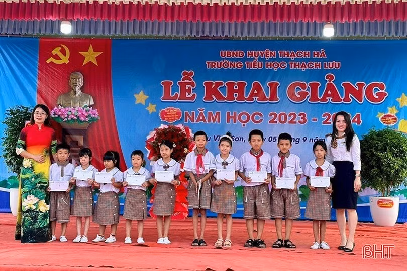Vietcombank Hà Tĩnh dành 300 triệu đồng tặng học sinh khó khăn 