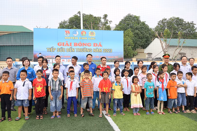 Khởi tranh giải bóng đá gây quỹ cho học sinh nghèo Can Lộc