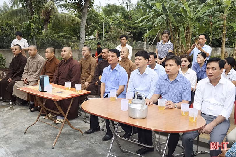 Bàn giao nhà tình thương cho hộ nghèo ở xã Tùng Châu