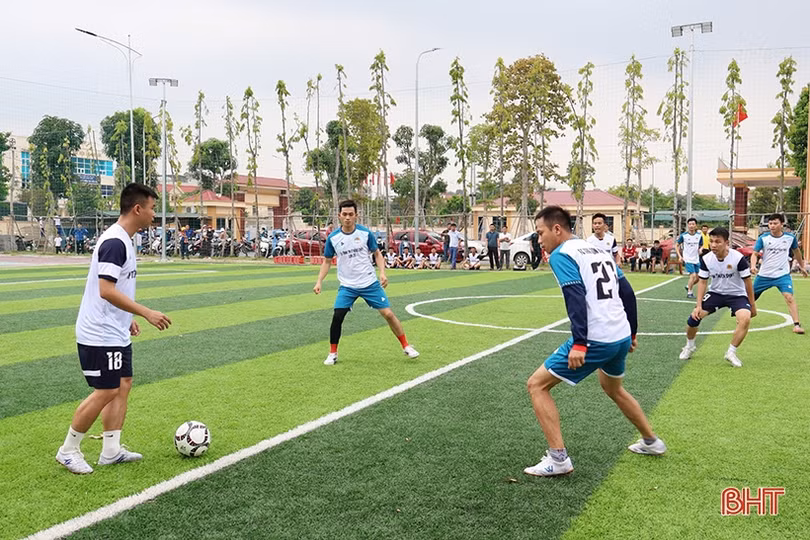 Khởi tranh giải bóng đá gây quỹ cho học sinh nghèo Can Lộc